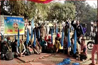 Raw workers of PRTC protest against Punjab government by closing bus stand