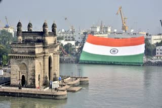 Navy Day 2021: ମୁମ୍ବାଇରେ ପ୍ରଦର୍ଶିତ ହେଲା ବିଶ୍ବର ସର୍ବବୃହତ ଖଦି ନିର୍ମିତ ତ୍ରିରଙ୍ଗା