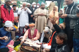 hindu devotees offer qawwali at shah alam dargah