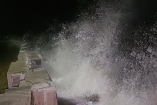 tidal waves in Digha coast as Cyclone Jawad hits