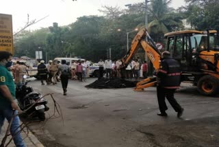 Worker died manhole in front of bombay High Court