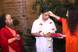 Acharya Balkrishna met Swami Chidananda