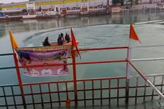 student-of-shiv-del-school-submerged-in-ganga