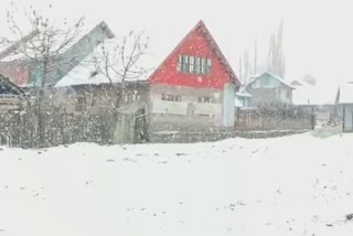 شدید برفباری کے سبب بانڈی پورہ گریز روڈ آمدورفت کے لیے بند