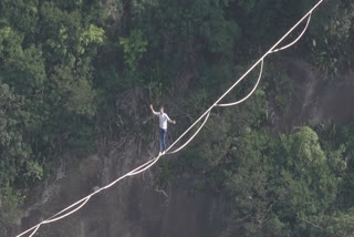 tight rope walking Rio de janeiro  Slacklining Babilonia Hill and Urca Hill  Nathan Paulin Les Traceurs  environmental awareness  ഭൂമിയിൽ നിന്ന് 80 മീറ്റർ ഉയരത്തിൽ സ്ലാക്ക്‌ലൈൻ അഭ്യാസം  ലെസ് ട്രേസോഴ്‌സ് പ്രൊജക്‌ട്  ഫ്രഞ്ച് പൗരൻ നഥാൻ പോളിൻ  ബാബിലോണിയ, ഉർക്ക കുന്നുകളെ ബന്ധിപ്പിച്ച് സ്ലാക്ക്‌ ലൈൻ