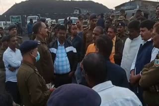 Dispute on coal transport Raghukul and Mention supporters clash in dhanbad