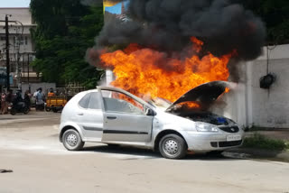 car caught by fire  car caught by fire suddenly near collector office  car caught by fire suddenly near collector office in coimbatore  fire accident in coimbatore  திடீரென தீ பிடித்து எரிந்த கார்  கோயம்புத்தூரில் தீ பிடித்து எரிந்த கார்  கார் தீ பிடித்து எரிந்தது  கோயம்புத்தூரில் தீ விபத்து  கார் விபத்து  கோயம்புத்தூர் கார் விபத்து