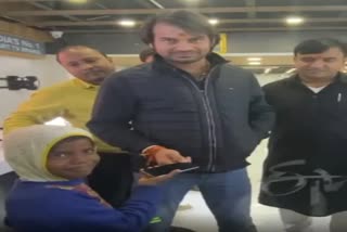 Tej Pratap gifts iPhone to poor girl