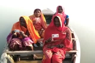 मुजफ्फरपुर के औराई में नाव के सहारे पंचायत चुनाव