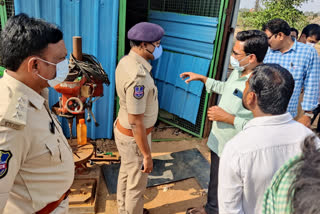 మెకానిక్​ షెడ్​లో ముగ్గురి దారుణ హత్య