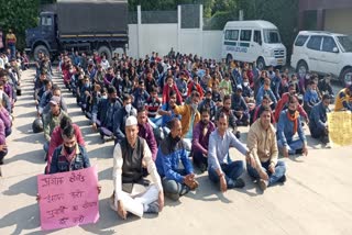 employees-protest-in-rudrapur-ashok-leyland-demanding-permanent-appointment