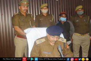 गिरफ्तार आरोपी को देखाती पुलिस