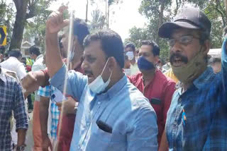 വയനാട് ഡിഎഫ്ഒ ഓഫീസിന് മുന്നിൽ കർഷകരുടെ പ്രതിഷേധം  വയനാട്ടിൽ കടുവ ആക്രമണം  Wayanad tiger threat  farmer protest at DFO protest