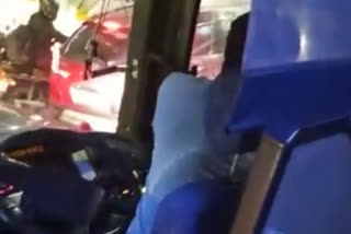 बस चालकाला वाहतूक पोलिसाकडून शिवीगाळ, व्हिडिओ झाला व्हायरल