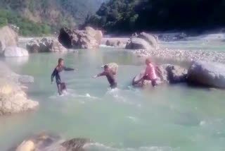 rishikesh tourists stuck in ganga