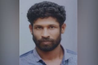 Police arrested the accused who tried to escape at karukachal  police attacked by the accused  എ.എസ്.ഐയുടെ കാല്‍ കടിച്ചുമുറിച്ചു  ഓടിരക്ഷപെട്ട പ്രതിയെ സാഹസികമായി പിടികൂടി കറുകച്ചാല്‍ പൊലീസ്