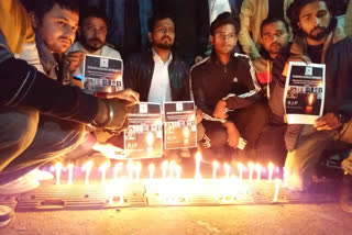 AMU Students Candle March: اے ایم یو طلبہ کا کینڈل مارچ، ہیلی کاپٹر حادثے کی سی بی آئی جانچ کا مطالبہ