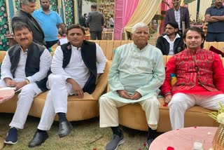 'RJP' नेता तेजस्वी यादव की  शादी में शामिल हुए सपा सुप्रीमो अखिलेश यादव