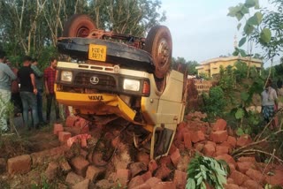 കാസർകോട് വാഹനാപകടം  ലോറി മറിഞ്ഞ് ജാർഖണ്ഡ് സ്വദേശി മരിച്ചു  മലങ്കര പാലത്തിന് സമീപത്തെ വളവിൽ അപകടം  Kasaragod latest road accident  Jharkhand native died in accident