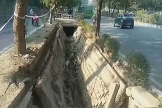 people facing footpath problem in dwarka