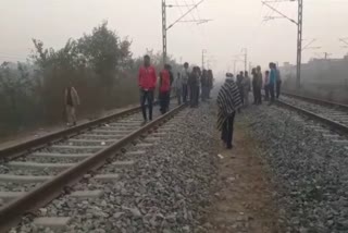 रोहतास में 4 बेटियों के साथ ट्रेन की पटरी पर लेट गई मां