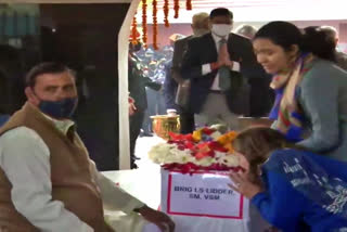 wife and daughter of Brig LS Lidder pay their last respects to him at Brar Square, Delhi Cantt