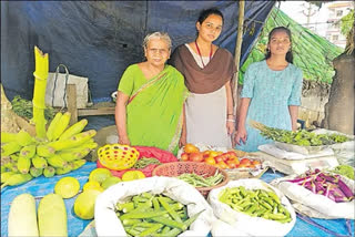 Software employee selling vegetables: చదువే సాయంగా.. జీవితాన్ని గెలిచారు