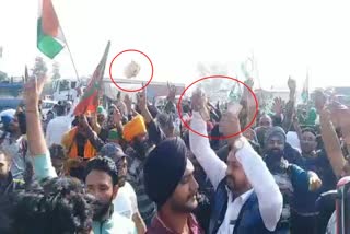 farmer throws notes in fateh march