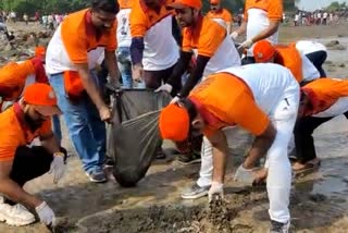 Beach cleaning campaign