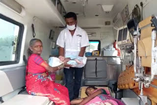 Delivery in Ambulance: అంబులెన్స్​లోనే ప్రసవం.. పురుడు పోసిన 108 సిబ్బంది