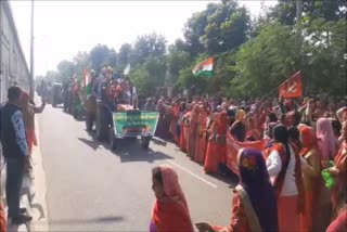 Farmers Warm welcome with flowers