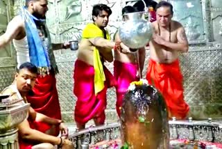 Sonu Nigam visited Baba Mahakal