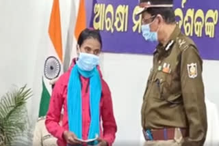 Woman Maoist carrying Rs 4 lakh bounty surrenders before Odisha DGP