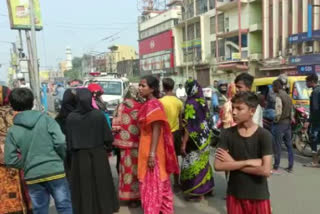 relatives block road to protest custodial death in titagarh