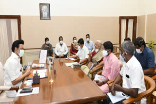 social worker Medha Patkar  Medha Patkar meets cm stalin  Medha Patkar met cm stalin in secretariat  central Labours law  Medha Patkar demands cm stalin  முதலமைச்சர் மு.க.ஸ்டாலின்  mk stalin  மக்கள் இயக்கங்களின் தேசிய கூட்டமைப்பு தலைவர் மேதா பட்கர்  முதலமைச்சரிடம் மேதா பட்கர் கோரிக்கை  சமூக ஆர்வலர் மேதா பட்கர் கோரிக்கை  மத்திய தொகுப்பு தொழிலாளர் சட்டம் எதிராக சட்டப்பேரவையில் தீர்மானம் நிறைவேற்ற மேதா பட்கர் கோரிக்கை  முதலமைச்சர் மு.க.ஸ்டாலின்