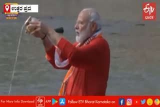 PM Narendra Modi offers prayers In Ganga River At Varanasi