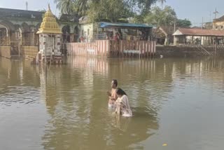 காவிரி துலாக் கட்டத்தில் வானதி சீனிவாசன் வழிபாடு