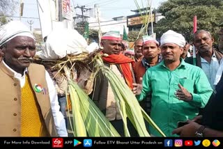 सुलतानपुर के किसानों ने गन्ना अधिकारी की निकाली शव यात्रा