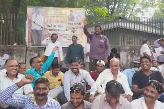 Jalgaon St Workers felicitation of own by flowers over Goverment Ultimatum