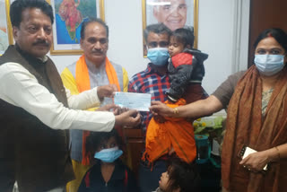 EDMC gave two lakhs check to  family of ghazipur pond child death