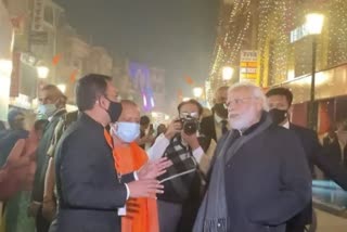 बनारस की हकीकत जानने के लिए आधी रात सड़कों पर घूमे पीएम मोदी