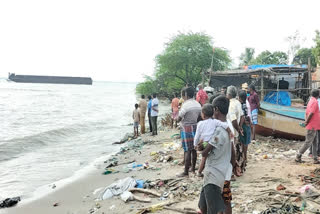 thoothukudi barjee ship  grounded ship rescued  three speed-boat helps the ship  தூத்துக்குடி பார்ஜ் கப்பல்  விசை படகு மூலம் மீட்பு  மீனவ பெண்கள் உற்சாகாம்  தூத்துக்குடி பார்ஜ் கப்பல்