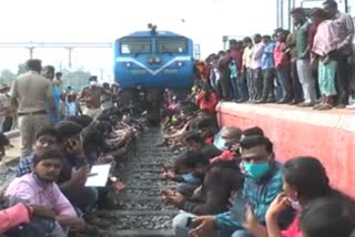 Protest by exam candidates due Train delays in raichur