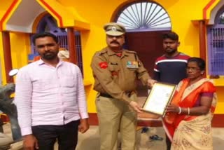 martyr-bsf-jawan-babulal-marandi-wife-honored-in-giridih