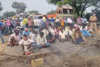 Farmers protest for millers fraud at palvancha