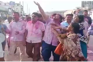 Supporter of Lakhan Jarakiholi throws 500 rs notes on workers, ಲಖನ್ ಬೆಂಬಲಿಗರಿಂದ 500 ರೂ ನೋಟು ತೂರಿದ ಬೆಂಬಲಿಗ