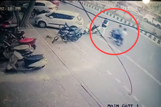 cctv of snatching  at Shahdara South Zone office gate in delhi