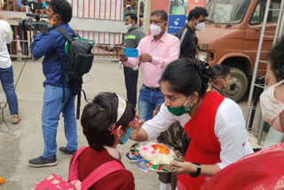 ठाण्यात सुरू झाल्या शाळा, विद्यार्थ्यांचे वाजतगाजत स्वागत