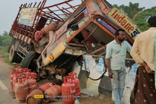 accident to gas cylinder lorry: వంతెనను ఢీకొట్టిన లారీ.. చెల్లాచెదురుగా గ్యాస్‌ సిలిండర్లు