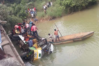 Bus Accident: వంతెన పైనుంచి వాగులో పడిన ఆర్టీసీ బస్సు, 9 మంది మృతి